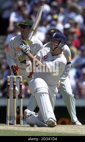 Marcus Trescothick, en Angleterre, balaie le ballon pour 4 courses, au cours de la troisième journée du 5e Test au Sydney Cricket Ground, Sydney, Australie. Banque D'Images