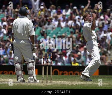 POUR USAGE ÉDITORIAL UNIQUEMENT. PAS D'USAGE COMMERCIAL : le joueur de cricket australien Brett Lee célèbre le cricket du capitaine d'Angleterre Nasser Hussain, au cours de la quatrième journée du 5ème Test au Sydney Cricket Ground, Sydney, Australie. Banque D'Images