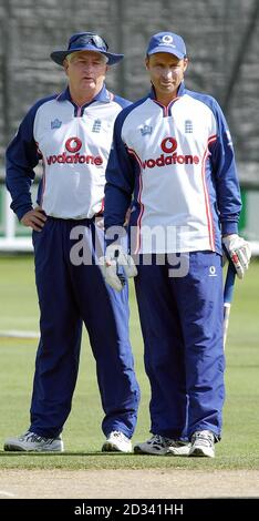 À USAGE ÉDITORIAL EXCLUSIF - PAS D'UTILISATION COMMERCIALE. L'entraîneur d'Angleterre Duncan Fletcher (à gauche) et le capitaine Nasser Hussain regardent le cricket de l'ovale Bellerive, Hobart, Tasmanie. L'Angleterre joue l'Australie dans un match international d'une journée dans le cadre de la série triangulaire VB. Banque D'Images