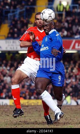 Jimmy Floyd Hasselbaink de Chelsea (à droite) en action contre Radostin Kisisev de Charlton Athletic lors de leur match Barclaycard Premiership au stade Stamford Bridge de Chelsea à Londres. Chelsea défait Charlton Athletic 4-1. Banque D'Images