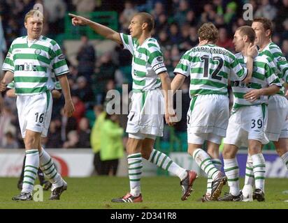 Henrik Larsson (au centre) du Celtic célèbre son deuxième but, alors que le Celtic gagne 3-0 contre St Mirren lors de leur troisième match de la coupe d'Écosse de Tennent au Celtic Park Ground de Glasgow. Banque D'Images