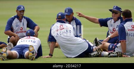 USAGE ÉDITORIAL SEULEMENT - PAS DE VENTE COMMERCIALE : l'entraîneur de cricket d'Angleterre Duncan Fletcher (à droite) parle aux membres de l'équipe, y compris le capitaine Nasser Hussain et Alec Stewart (au centre) pendant la session team net à Port Elizabeth. L'Angleterre jouera la Namibie au parc St George de la ville demain. Banque D'Images