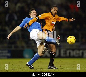 Tommy Miller, de la ville d'Ipswich (à gauche), lutte pour le ballon avec Paul Ince, capitaine des Wanderers de Wolverhampton, lors du match de la division nationale 1 à Portman Road, Ipswich. CETTE IMAGE NE PEUT ÊTRE UTILISÉE QUE DANS LE CONTEXTE D'UNE FONCTION ÉDITORIALE. PAS D'UTILISATION DU SITE WEB DU CLUB OFFICIEUX. Banque D'Images