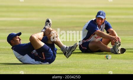 - PAS DE VENTE COMMERCIALE: Le capitaine de cricket de l'Angleterre Nasser Hussain (à gauche) et le coéquipier Nick Knight stretch pendant la session team net à St George's Park, Port Elizabeth. L'Angleterre joue dimanche à la finale de la coupe du monde de cricket du groupe A contre l'Australie. Banque D'Images