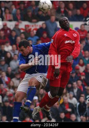 Roy Keane (au centre) de Manchester United célèbre son but gagnant contre Leeds United lors de son match Barclaycard Premiership à Elland Road, Leeds.Manchester United a gagné 1-0. Banque D'Images