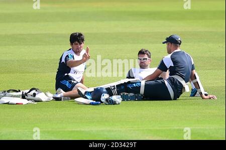 Le capitaine de l'Angleterre Alastair Cook fait une pause avec James Anderson et Stuart Broad lors de la session de filets au Ageas Bowl, à Southampton. Banque D'Images