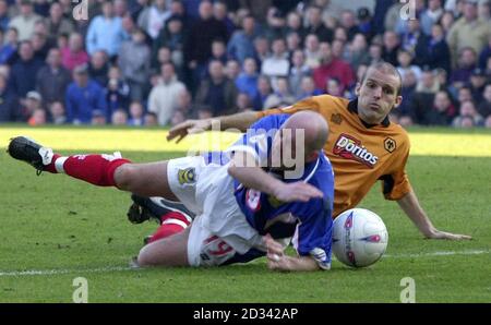 Steve Stone de Portsmouth est attaqué par un défenseur de Wolverhampton Wanderers lors du match de la Divison 1 à Fratton Park, Portsmouth. CETTE IMAGE NE PEUT ÊTRE UTILISÉE QUE DANS LE CONTEXTE D'UNE FONCTION ÉDITORIALE. PAS D'UTILISATION DU SITE WEB DU CLUB OFFICIEUX. Banque D'Images