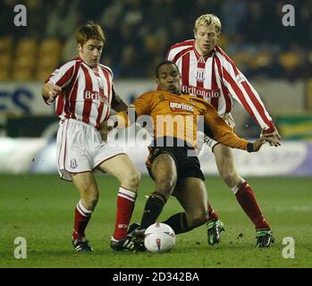 Paul Ince, capitaine des Wanderers de Wolverhampton, se met à pied devant James O'Connor, le couple de Stoke City (à gauche) Brynjar Gunnarsson (à droite) , pendant le match de la Nationwide Division One à Molineux, Wolverhampton. CETTE IMAGE NE PEUT ÊTRE UTILISÉE QUE DANS LE CONTEXTE D'UNE FONCTION ÉDITORIALE. PAS D'UTILISATION DU SITE WEB DU CLUB OFFICIEUX. Banque D'Images