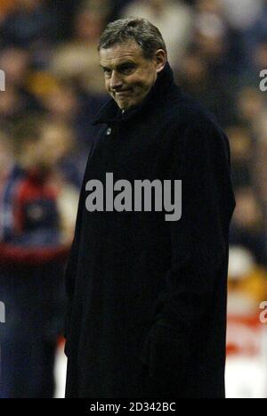 Abattu Dave Jones, directeur de Wanderers, regarde la performance de son équipe lors du tirage de Wolves en 0-0 avec Stoke City, lors du match de Nationwide Division One à Molineux, Wolverhampton. 01/11/04: Dave Jones, qui a été mis à sac par le club de championnat, nommé en janvier 2001, avait dirigé le Black Country club dans le Premiership à la suite d'une victoire finale de 3-0 sur Sheffield United en mai 2003. Mais après la relégation de la Premiership à la fin de la saison dernière, Jones n'a pas réussi à produire une promotion cette fois-ci avec Wolves qui languit actuellement 19e dans la table. Banque D'Images