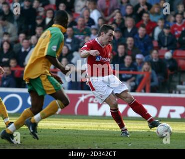 Jim Brennan, de Nottingham Forest, marque le quatrième but de son équipe contre Norwich City lors de son match national de la division un au Forest's City Ground. Note finale 4-0. CETTE IMAGE NE PEUT ÊTRE UTILISÉE QUE DANS LE CONTEXTE D'UNE FONCTION ÉDITORIALE. PAS D'UTILISATION DU SITE WEB DU CLUB OFFICIEUX. Banque D'Images