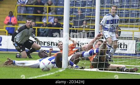 Paul Furlong, des Queens Park Rangers, glisse sur le terrain et ne parvient pas à marquer contre Luton Town lors de leur match national de division deux au terrain de Loftus Road de QPR à Londres. Banque D'Images