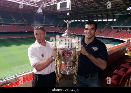 Mike Forshaw (à gauche) de Bradford Bulls et Chris McKenna de Leeds Rhinos posent avec la Powergen Challenge Cup au Millennium Stadium de Cardiff. La finale aura lieu au stade le samedi 26 mai entre les deux équipes. Banque D'Images