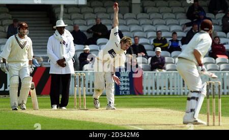 James Anderson, le lanceur du Lancashire, en action contre Rikki Clarke de Surrey, lors du match de championnat du comté de Frizzell à l'Oval. Banque D'Images