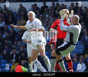 Alan Smith (à gauche) de Leeds United marque le deuxième but contre Blackburn Rovers lors du match Barclaycard Premiership à Elland Road, Leeds. Blackburn Rovers défait Leeds United 3-2. CETTE IMAGE NE PEUT ÊTRE UTILISÉE QUE DANS LE CONTEXTE D'UNE FONCTION ÉDITORIALE. AUCUNE UTILISATION DE SITE WEB/INTERNET À MOINS QUE LE SITE NE SOIT ENREGISTRÉ AUPRÈS DE L'ASSOCIATION DE FOOTBALL PREMIER LEAGUE. Banque D'Images