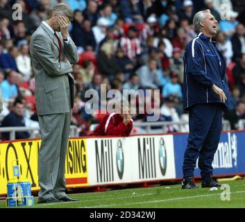 Arsene Wenger d'Arsenal montre que l'Arsenal joue à Sunderland lors de son match de First ership de FA Barclaycard au stade de Sunderland. CETTE IMAGE NE PEUT ÊTRE UTILISÉE QUE DANS LE CONTEXTE D'UNE FONCTION ÉDITORIALE. AUCUNE UTILISATION DE SITE WEB/INTERNET À MOINS QUE LE SITE NE SOIT ENREGISTRÉ AUPRÈS DE L'ASSOCIATION DE FOOTBALL PREMIER LEAGUE. Banque D'Images