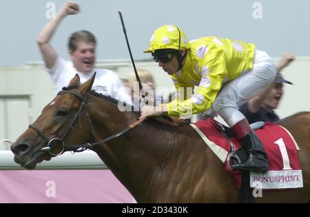 M. Dinos, monté par le jockey Frankie Dettori, remporte les enjeux du Bounusprint Henry II au parc Sandown. Banque D'Images