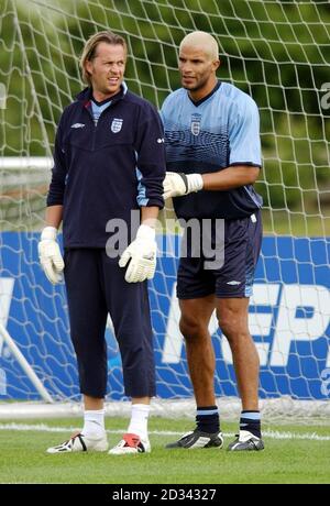 Les gardiens de but d'Angleterre David James de West Ham United et Ian Walker (à gauche) de Leicester City lors d'une session d'entraînement d'équipe à Chamtney's Springs, Leicestershire, en préparation du match international amical de l'Angleterre contre la Serbie-Monténégro au stade Walkers de Leicester City. CETTE IMAGE NE PEUT ÊTRE UTILISÉE QUE DANS LE CONTEXTE D'UNE FONCTION ÉDITORIALE. AUCUNE UTILISATION DE SITE WEB/INTERNET À MOINS QUE LE SITE NE SOIT ENREGISTRÉ AUPRÈS DE L'ASSOCIATION DE FOOTBALL PREMIER LEAGUE. Banque D'Images