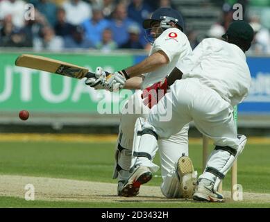 Le buteur d'Angleterre Richard Johnson passe le ballon devant le gardien de cricket du Zimbabwe Tatenda Taibu (à droite) lors de la deuxième journée de jeu du deuxième match de npower test entre l'Angleterre et le Zimbabwe au bord de la rivière à Chester le Street, dans le comté de Durham. Banque D'Images