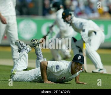 Le capitaine d'Angleterre Nasser Hussain tente d'arrêter un trajet pendant les deuxièmes gains du Zimbabwe lors de la troisième journée de jeu dans le deuxième match d'essai de puissance n entre l'Angleterre et le Zimbabwe au Riverside Ground à Chester le Street. Banque D'Images