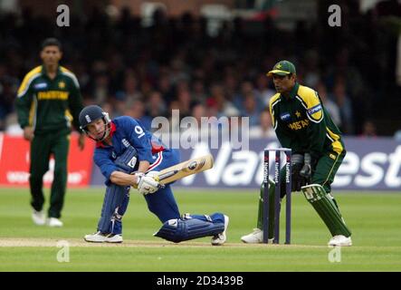 Chris Read, en Angleterre, joue un coup de balai tandis que Rashid Latif (à droite), au Pakistan, regarde, lors du troisième match du défi NatWest à Lords, St John's Wood, Londres. L'Angleterre a battu le Pakistan par 4 lickets. Banque D'Images