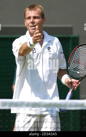 USAGE ÉDITORIAL EXCLUSIF, PAS D'UTILISATION DE TÉLÉPHONE MOBILE. Tomas Zib, de la République tchèque, conteste un coup de fil lors de son match contre la star britannique de tennis Tim Henman sur le court 1 aux championnats d'Angleterre de tennis sur gazon à Wimbledon. Banque D'Images