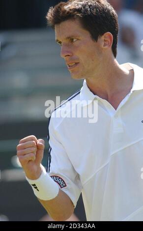 USAGE ÉDITORIAL EXCLUSIF, PAS D'UTILISATION DE TÉLÉPHONE MOBILE. La star britannique de tennis Tim Henman célèbre Tomas Zib de la République tchèque 6-2, 7-6, 3-6, 6-1 sur le court One aux championnats de tennis de pelouse de toute l'Angleterre à Wimbledon. Banque D'Images