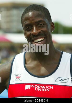 Les Dwain Chambers de Grande-Bretagne sourient après avoir remporté le 100 m masculin lors de la Norwich Union International Athletics au stade Scotstoun, à Glasgow. *07/11/03: UK Athletics ont suspendu Dwain Chambers en attendant une audience disciplinaire, après un échantillon B testé positif pour les traces du stéroïde de concepteur THG. Banque D'Images