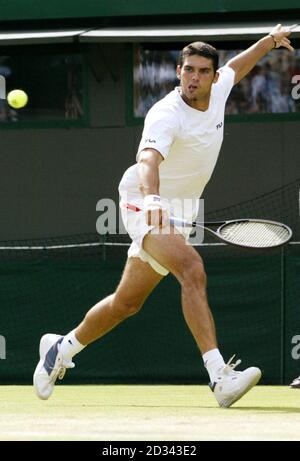 USAGE ÉDITORIAL SEULEMENT, PAS D'UTILISATION DE TÉLÉPHONE MOBILE : Mark Philippoussis d'Australie en action contre Alexander Popp d'Allemagne dans le quart de finale hommes aux Championnats de tennis de pelouse de toute l'Angleterre à Wimbledon. Banque D'Images