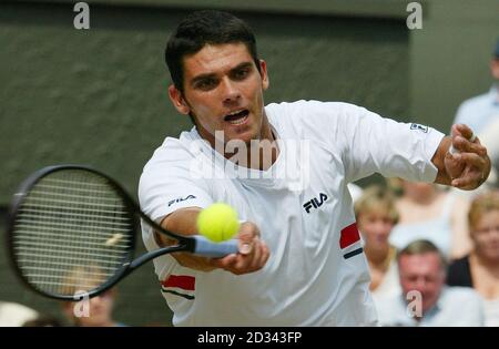 UTILISATION ÉDITORIALE UNIQUEMENT, PAS D'UTILISATION DE TÉLÉPHONE MOBILE.Mark Philippoussis d'Australie en action contre Roger Federer de Suisse lors de la finale masculine aux championnats d'Angleterre de tennis sur gazon à Wimbledon. Banque D'Images