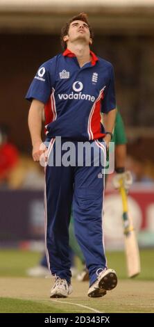 James Anderson d'Englands réagit après avoir donné 19 courses dans la première, lors du match jour/nuit de série NatWest contre l'Afrique du Sud à Edgbaston, Birmingham. Banque D'Images