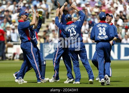 James Anderson (au centre), en Angleterre, est félicité par les coéquipiers après avoir pris le guichet de Morne Van Wyk en Afrique du Sud lors de la finale de la série NatWest à Lords, Londres. Banque D'Images