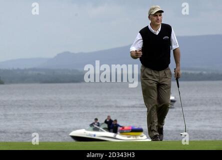 Phillip Price après avoir joué son tir le 8 lors de la troisième manche au tournoi Barclays Scottish Open au Loch Lomond. Banque D'Images