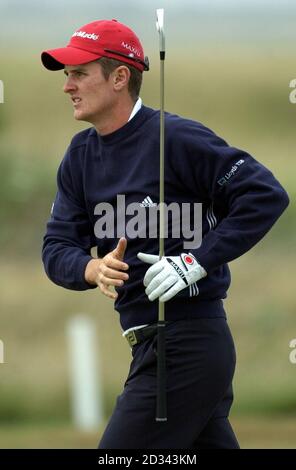 POUR USAGE ÉDITORIAL UNIQUEMENT. AUCUNE UTILISATION DE TÉLÉPHONE MOBILE. Justin Rose d'Angleterre regarde son fairway tourné sur le 14ème trou, pendant le premier tour du 132ème Open Championship au Royal St George's, Sandwich, Kent. Banque D'Images