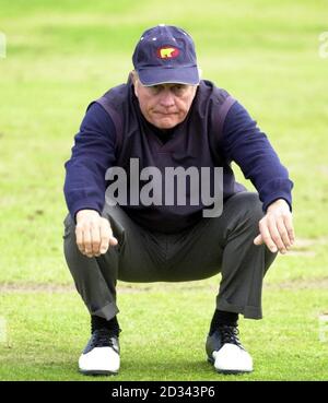 Le golfeur américain Jack Nicklaus se réchauffe sur l'aire d'échauffement avant son premier tour au championnat Senior British Open Championship à Turnberry. *...Nicklaus et son homologue américain Tom Watson revivront 1977 s célèbre Duel dans le Soleil environ 26 ans après avoir produit l'une des plus belles finales jamais vues lors d'un Open Championship. À cette occasion, Nicklaus a fermé avec des 66s successifs - et perdu par un accident vasculaire cérébral à Watson, qui a cardé 66, 65. Banque D'Images