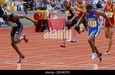 Photo finale à la course de 200 m de mens au championnat d'athlétisme AAA avec Julian Golding (à gauche) juste en battant Christian Malcolm à la ligne dans les Championnats d'athlétisme AAA à Birmingham. Banque D'Images