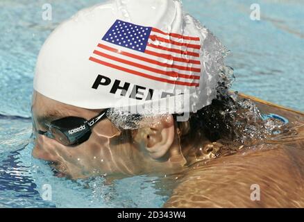 Michael Phelps, nageur américain, participe au Centre aquatique olympique lors de la première journée complète de compétition aux Jeux Olympiques d'Athènes.Phelps espère gagner un record de huit médailles d'or de natation aux jeux. Banque D'Images