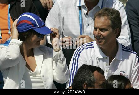 Le Premier ministre britannique Tony Blair et son épouse Cherie sont assis dans les tribunes du Centre aquatique olympique, le premier jour complet de compétition aux Jeux olympiques d'Athènes. Banque D'Images