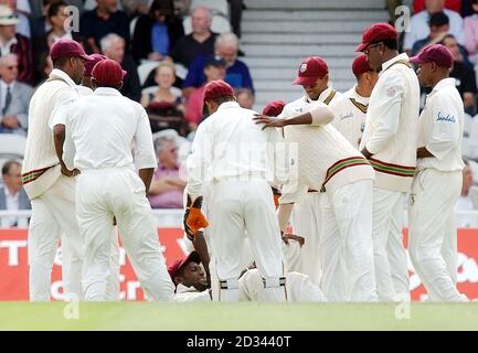 Angleterre v Antilles la série de tests npower à l'Oval.Le joueur de football des Antilles Charles Lawson célèbre le cricket d'Andrew Flintooff pour 72 courses sous le flambeau de Charles Lawson c Fidel Edwards. Banque D'Images