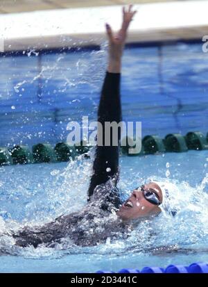 Le nageur britannique Katy Sexton de Portsmouth participe à la finale féminine de course de dos de 200 m au Centre aquatique olympique d'Athènes, en Grèce. Sexton a terminé septième. Banque D'Images
