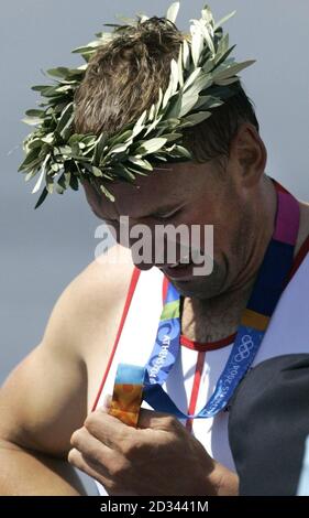 Matthew Pinsent, quatre fois médaillé d'or olympique britannique, réagit après que son équipe ait remporté la finale des quatre hommes lors des Jeux olympiques de 2004 au Centre d'aviron olympique de Schinias à Athènes, en Grèce. Banque D'Images