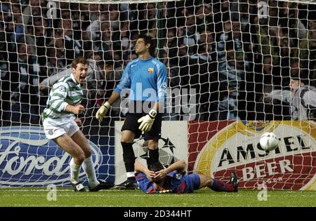 Chris Sutton (à gauche), du Celtic, célèbre après avoir obtenu son score contre Barcelone lors du match F du groupe de la Ligue des champions de l'UEFA au Celtic Park, à Glasgow. USAGE ÉDITORIAL UNIQUEMENT Banque D'Images