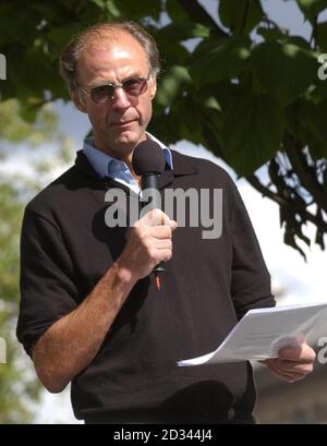 sir Ranulph Fiennes, explorateur polaire, s'adresse aux manifestants pro chassant sur la place du Parlement à Londres avant le vote d'un projet de loi controversé qui pourrait finalement interdire la chasse au renard et les cours de lièvres en Angleterre et au pays de Galles. Le projet de loi sur la chasse sera mis en urgence à la Chambre des communes en une seule journée, et le gouvernement a clairement indiqué que, si les députés votaient pour une interdiction, il invoquera la Loi du Parlement pour annuler la résistance attendue des lords. Banque D'Images