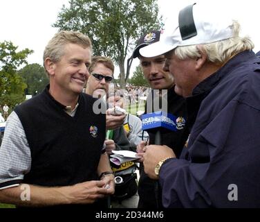 Les joueurs européens de la Ryder Cup Padraig Harrington (au centre) et Colin Montgomerie (à gauche) sont interviewés à la télévision américaine après avoir battu Tiger Woods des États-Unis et Phil Mickelson (non représenté), 2 et 1 sur le 17e vert, lors de la 35e Ryder Cup au Oakland Hills Country Club, Bloomfield Township, Michigan. Banque D'Images