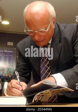 L'ancien directeur général de la BBC, Greg Dyke, signe des copies de son livre auto-titré, à la librairie de la société, au Centre de télévision, à l'ouest de Londres. Banque D'Images