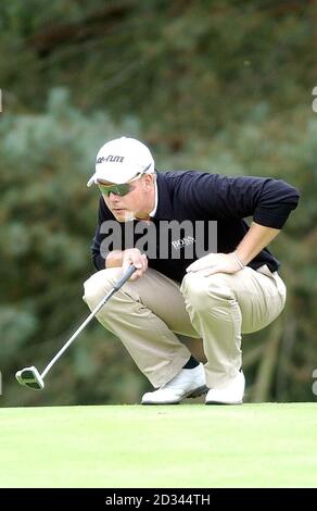 Journée 4 le dernier jour. Henrik Stenson, de Sewden Lines, a putt sur le premier vert qu'il a 15 ans, pendant le Heritage au Woburn Golf and Country Club. Banque D'Images