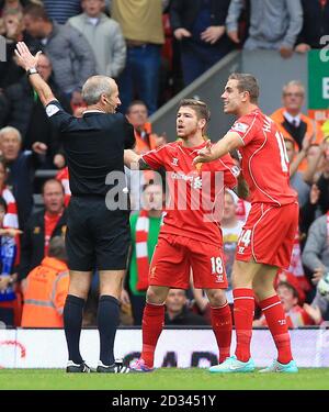 Alberto Moreno de Liverpool (au centre) et Jordan Henderson font appel à l'arbitre Martin Atkinson lors du match de la Barclays Premier League à Anfield, Liverpool. APPUYEZ SUR ASSOCIATION photo. Date de la photo: Samedi 27 septembre 2014. Voir PA Story FOOTBALL Liverpool. Le crédit photo devrait se lire comme suit : Peter Byrne/PA Wire. Banque D'Images