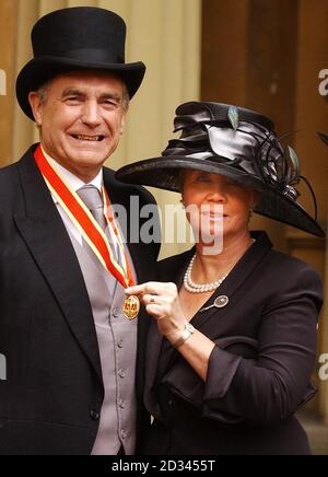 Sir Trevor Brooking et son épouse finlandaise Hilkka au Palais de Buckingham, dans le centre de Londres, après avoir été récompensé par le Prince de Galles. L'ancien milieu de terrain de West Ham United et d'Angleterre, qui est maintenant le directeur du développement du football de FA, a qualifié sa chevalier de « merveilleux honneur et un immense privilège », en disant que « toute sa vie était une question de sport ». Banque D'Images