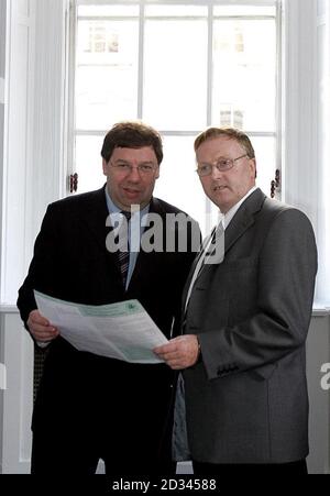 Brian Cowen, ministre irlandais des Finances (à gauche), et John Dillon, président de l'Irish Farmers Association, lors d'une réunion à Dublin. L'IFA a exhorté aujourd'hui les agriculteurs irlandais à consolider leurs avoirs pour survivre à une concurrence croissante de la part des pays en développement. Banque D'Images