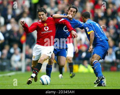 Cristiano Ronaldo de Manchester United (à gauche) retient l'Edu d'Arsenal lors du match Barclays Premiership à Old Trafford, Manchester. CETTE IMAGE NE PEUT ÊTRE UTILISÉE QUE DANS LE CONTEXTE D'UNE FONCTION ÉDITORIALE. AUCUNE UTILISATION DE SITE WEB/INTERNET À MOINS QUE LE SITE NE SOIT ENREGISTRÉ AUPRÈS DE L'ASSOCIATION DE FOOTBALL PREMIER LEAGUE. Banque D'Images