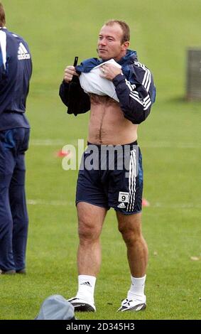 Alan Shearer, attaquant de Newcastle United, lève son maillot lors d'une séance d'entraînement à Longbenton à Newcastle, avant le match de la coupe UEFA contre Dinamo Tbilissi au parc St James, demain. CETTE IMAGE NE PEUT ÊTRE UTILISÉE QUE DANS LE CONTEXTE D'UNE FONCTION ÉDITORIALE. AUCUNE UTILISATION DE SITE WEB/INTERNET À MOINS QUE LE SITE NE SOIT ENREGISTRÉ AUPRÈS DE L'ASSOCIATION DE FOOTBALL PREMIER LEAGUE. Banque D'Images